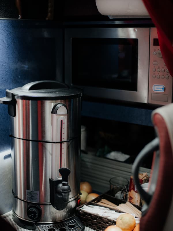 Кухня на борту — кавоварка, холодильник