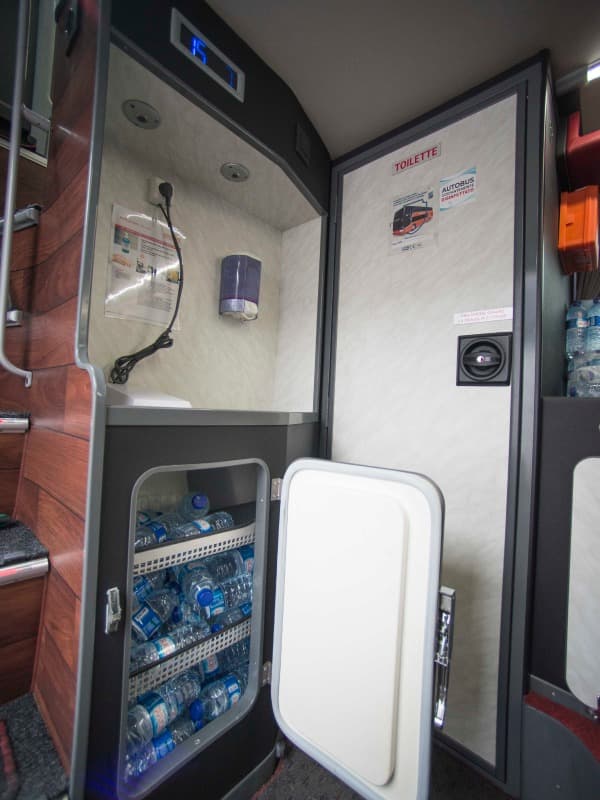 Холодильник з водою