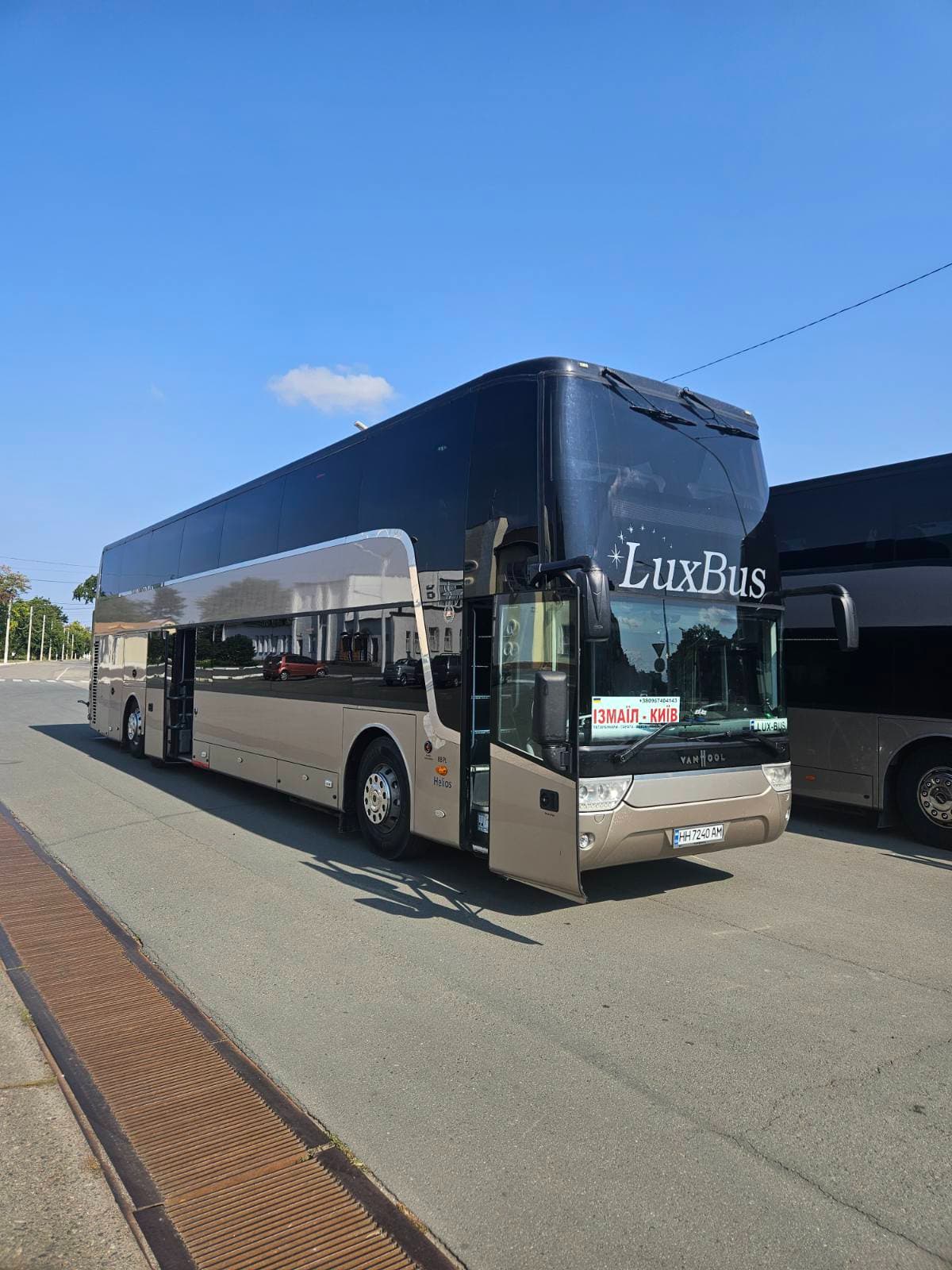 Автобус LuxBus зовні