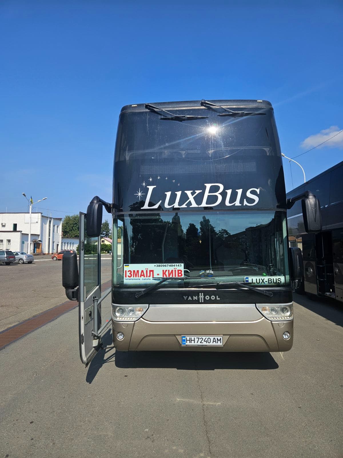 Автобус LuxBus спереду