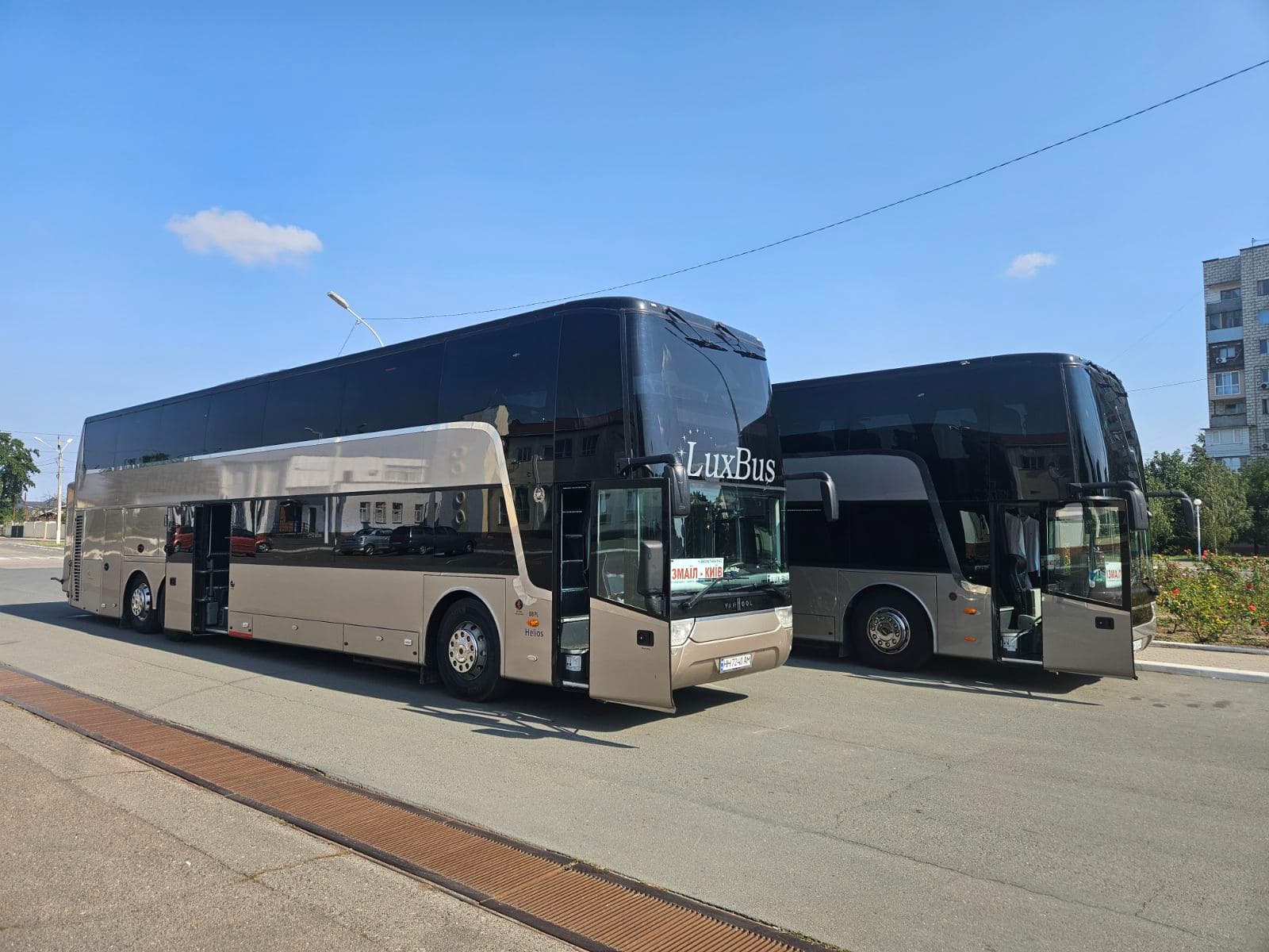 Два автобуси LuxBus